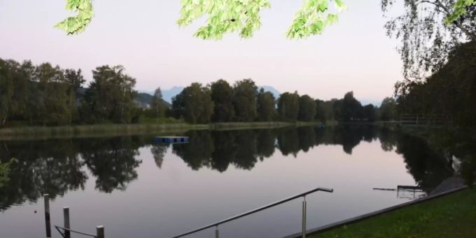 Die Jugendlichen schwammen zum Floss in der Mitte des Baggersees bei Kriessern SG. Danach kam es um tödlichen Unfall. Kriessern SG
