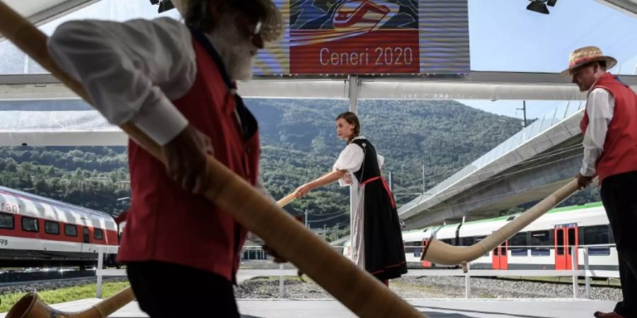 Alphorn-Bläser bei Tunnel-Eröffnung in der Schweiz