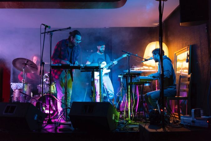 Bunt: Guy Mandon mit Band