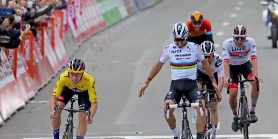Der Slowene Primoz Roglic (l) setzte sich bei Lüttich-Bastogne-Lüttich auf den letzten Metern gegen Julian Alaphilippe durch. Später wurde der Franzose noch disqualifiziert. Foto: Olivier Matthys/AP/dpa