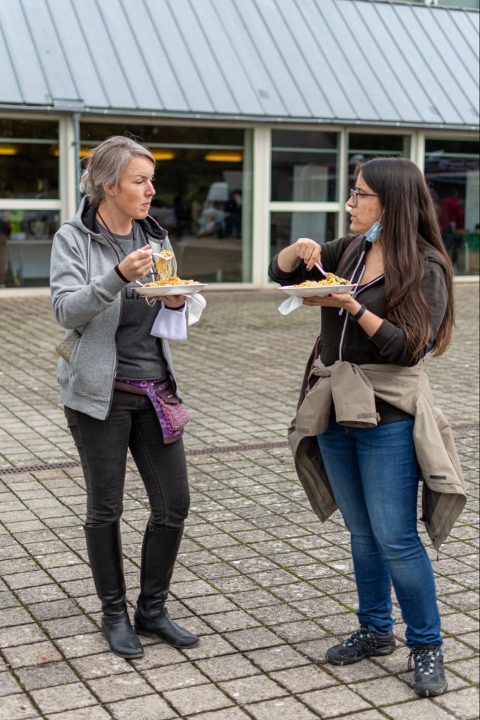(v.l.): Camen Epp von Kommunikation Hund und Nadine Graage geniessen das Streetfood.
