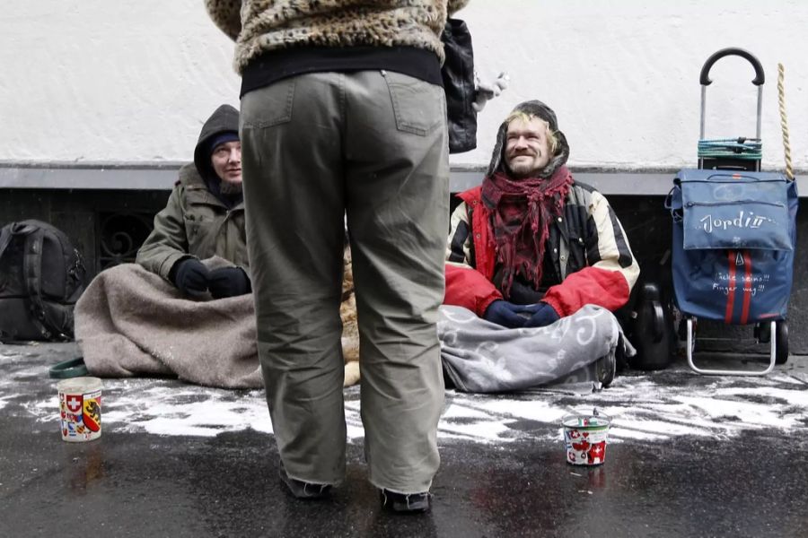 Zwei Bettler trotzen dem Berner Winter.