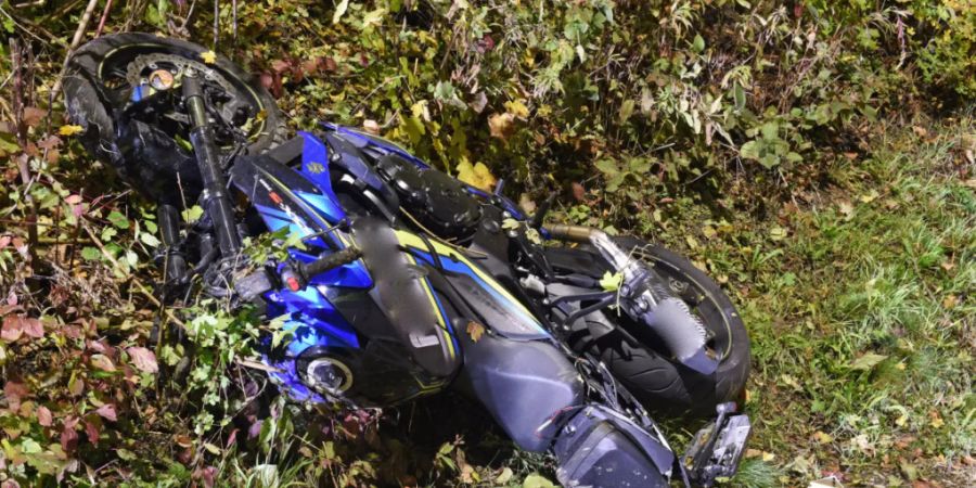 Das Motorrad kam nach rund 45 Metern zum Stillstand, der Töfffahrer verstarb noch auf der Unfallstelle.