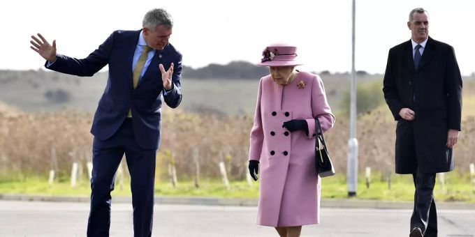 Königin Elizabeth II. hatte zuvor monatelang gemeinsam mit Prinz Philip (99) auf Schloss Windsor in der Nähe von London ausgeharrt. Britain Royals
