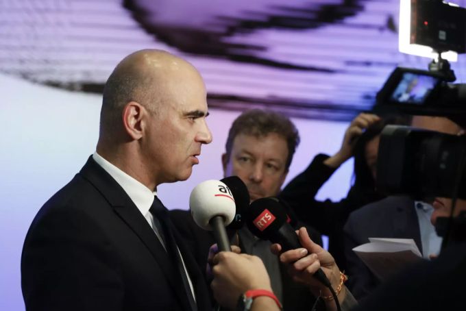 Gesundheitsminister Alain Berset gibt ein Interview nach einer Medienkonferenz über die Kostendämpfung im Gesundheitswesen, am Freitag, 14. September 2018 in Bern. q Alain Berset Referenzpreissystem Gesundheitskosten