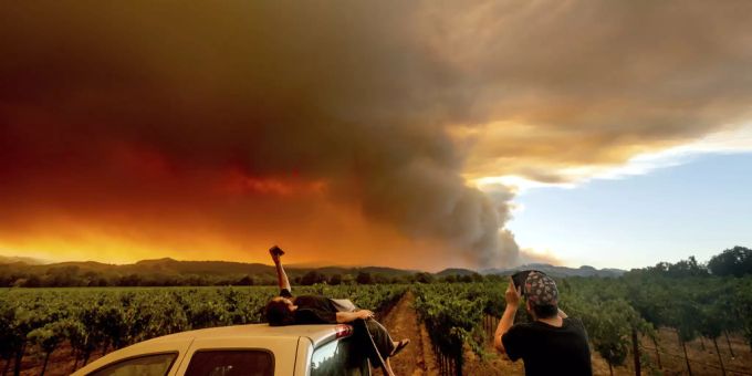 Zwei Männer beobachten die Waldbrände aus einiger Entfernung. waldbrand kalifornien usa