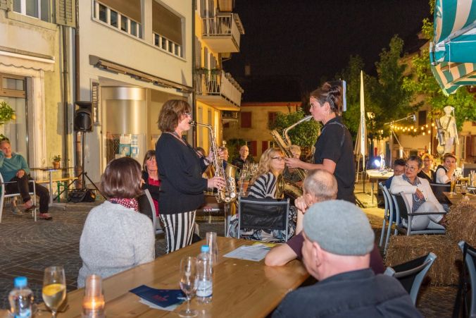 Susanne und Lisette mischen sich unters Publikum.