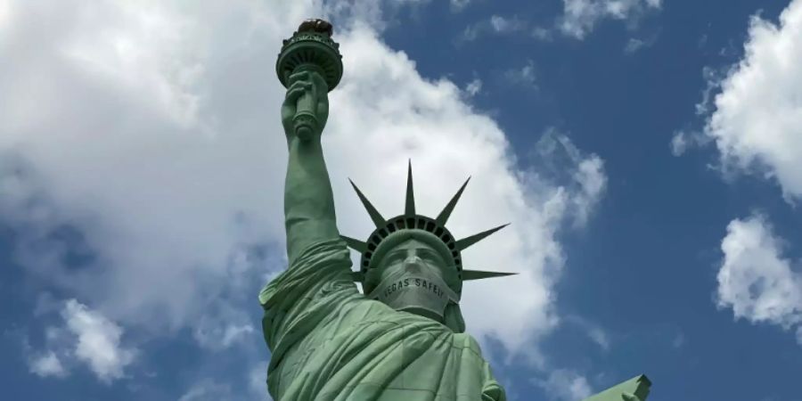 Kopie der Freiheitsstatue in Las Vegas - mit Mundschutz