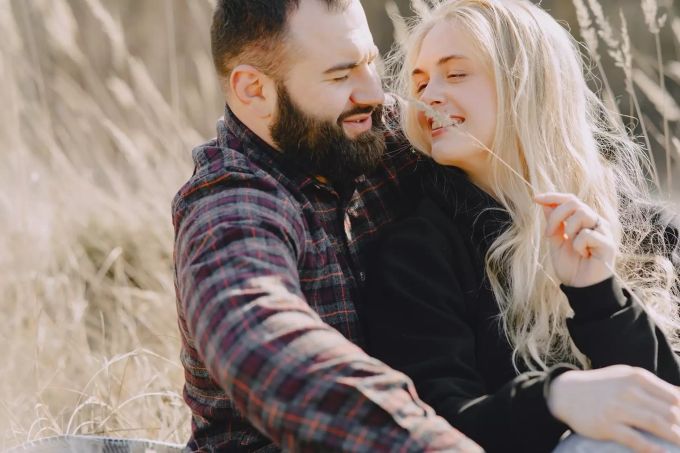 Flirten kann man auf unterschiedliche Art und Weise. Ein Paar
