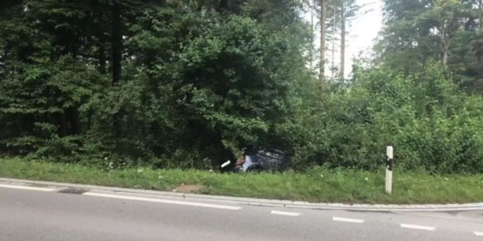 Personenwagen rollt nach Panne in Uster Wiesenbord hinunter. Personenwagen rollt nach Panne in Uster Wiesenbord hinunter