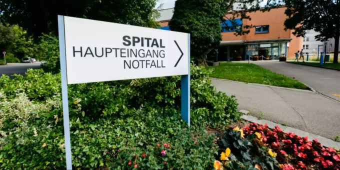 Ein Schild vor dem Spital in Uster ZH. uster
