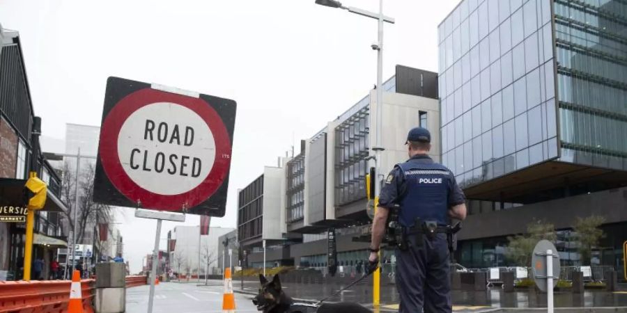 Die Polizei sperrt vor dem Obersten Gerichtshof in Christchurch eine Strasse ab. Foto: Martin Hunter/AAP/dpa