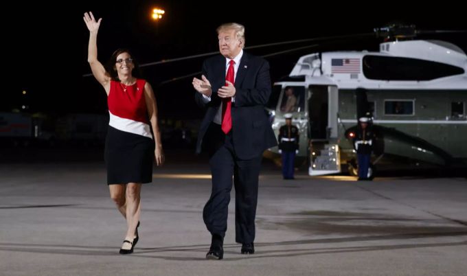 Martha McSally und Präsident Donald Trump. McSally bittet ihre Wähler derzeit um Spenden, um ihren Wahlkampf zu finanzieren. McSally Trump Spenden US-Wahlkampf