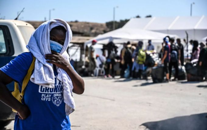 Rund 12'000 Menschen sind nach den Feuern in Moria auf der Flucht und sollen durch Spenden unterstützt werden. Moria Feuer Lesbos Spenden