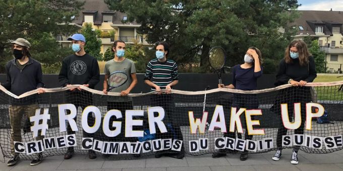 Sympathisanten der zwölf angeklagten Klima-Aktivisten heute Morgen vor dem Gericht in Renens VD. credit suisse