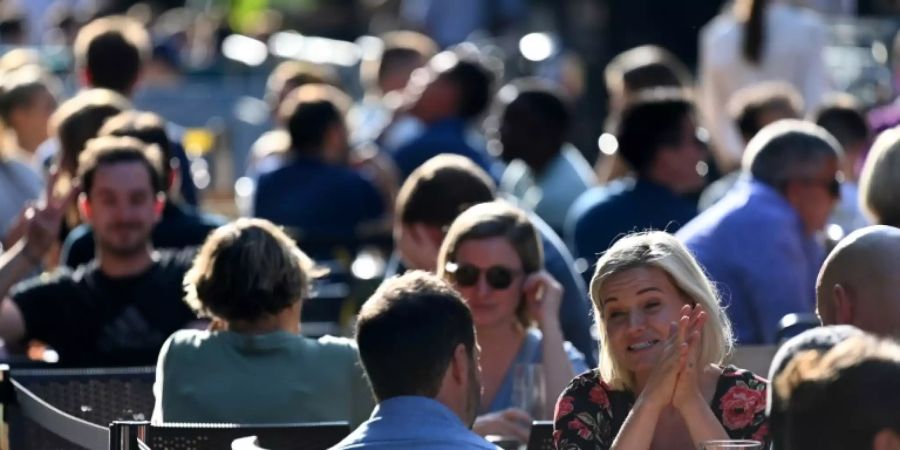 Londoner geniessen trotz Corona das schöne Wetter