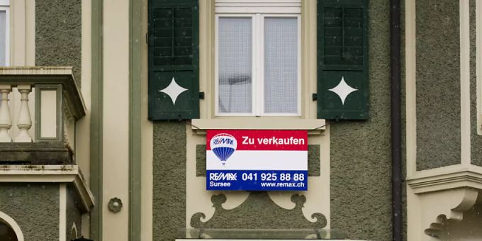 Ein Haus in Hergiswil steht zum Verkauf. (Archivbild) Hypothekarmarkt