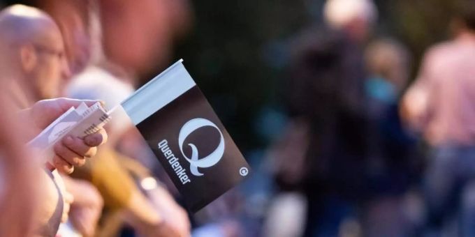 Der Buchstabe «Q» steht auch für die Verschwörungserzählung der QAnons. Foto: Christoph Soeder/dpa QAnon