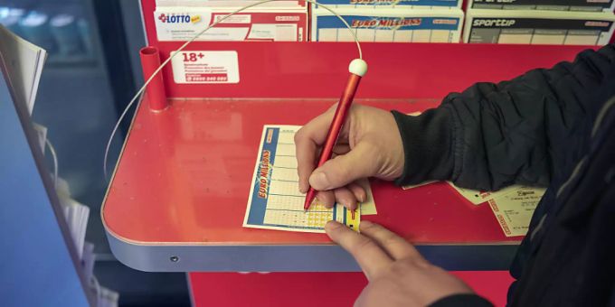 Wer den Schein richtig ausfüllt, sollte seinen Gewinn auch abholen: Swisslos muss gelegentlich nach Gewinnern suchen. (Symbolbild) Wer den Schein richtig ausfüllt, sollte seinen Gewinn auch abholen: Swisslos muss gelegentlich nach Gewinnern suchen. (Symbolbild)