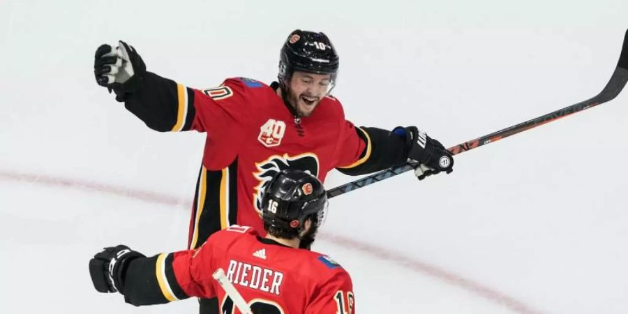 Derek Ryan (hinten) und Tobias Rieder von den Calgary Flames jubeln über einen Treffer. Foto: Jason Franson/The Canadian Press/AP/dpa