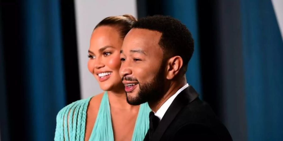 John Legend (r) und seine Frau Chrissy Teigen bei der Oscar-Party der Vanity Fair 2020 in Hollywood. Foto: Ian West/PA Wire/dpa