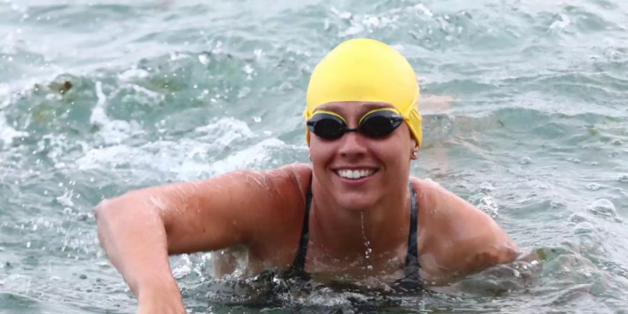Chloe McCardel, Ausdauerschwimmerin, vor Abbotts Cliff in der Nähe von Folkestone am Anfang ihres rekordverdächtigen Schwimmversuch über den Ärmelkanal. Damit würde die 35-jährige Australierin zum 35. Mal erfolgreich den Ärmelkanal überqueren und den Männerrekord des britischen Athleten Kevin Murphy übertreffen. Foto: Gareth Fuller/PA Wire/dpa