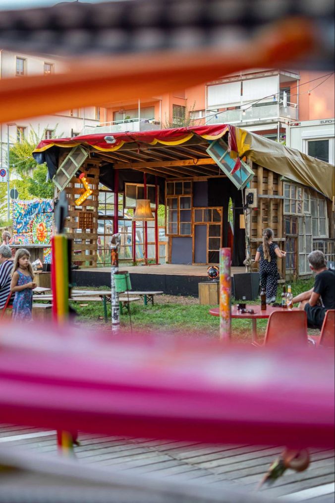 Hier lässt man Kreativität ihren freien Lauf: Die Bühne der Sommerbar.