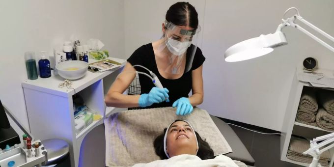 Vanessa Bratschi testet die Hydra Facial Behandlung. Hydra Facial Behandlung