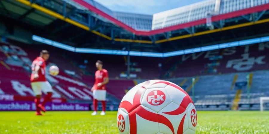 Die Spielergehälter des 1. FC Kaiserslautern kann sich nicht jeder Drittligist leisten. Foto: Uwe Anspach/dpa