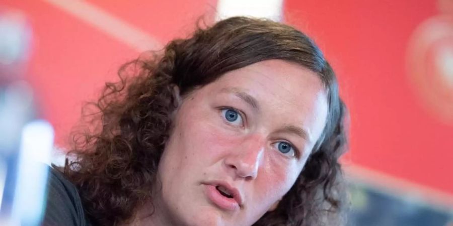 Macht sich Gedanken über das vergleichsweise geringe Interesse der Fans am Frauenfussball: Nationaltorhüterin Almuth Schult. Foto: Sebastian Gollnow/dpa