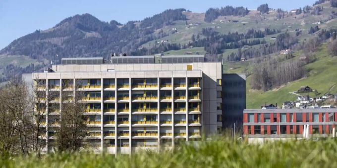 Das Spital in Schwyz ist voll ausgelastet. Schwyz Coronavirus