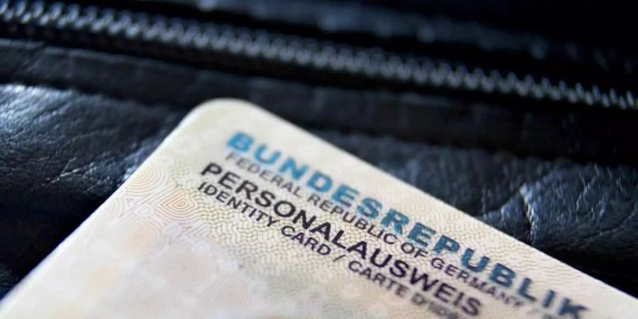 Menschen ab 24 Jahren müssen in der Regel alle zehn Jahre einen neuen Personalausweis beantragen. Die fast 30-prozentige Gebührenerhöhung, wird mit den gestiegenen Personal- und Sachkosten in den kommunalen Behörden begründet. Foto: Karl-Josef Hildenbrand/dpa-tmn