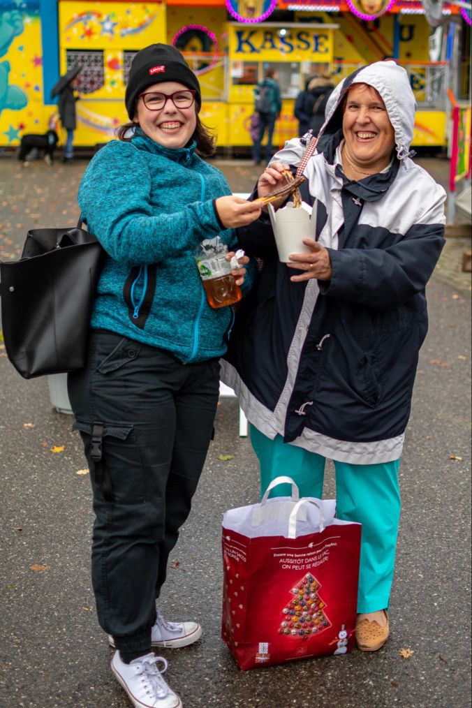Familie Kleiner geniesst zusammen die feinen Churros.
