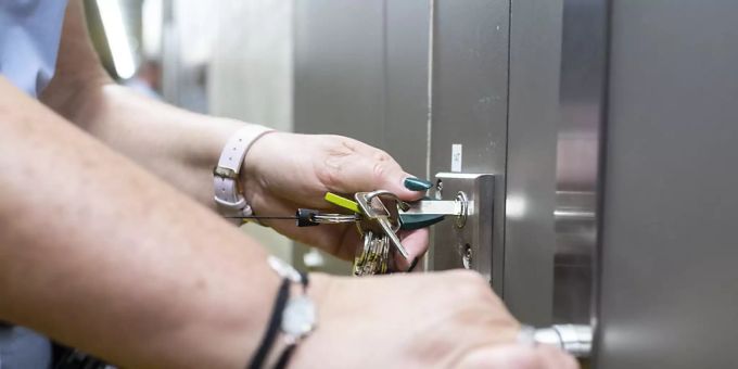 Nach dem Tod von zwei Jugendlichen in Zollikerberg ZH hat die Zürcher Staatsanwaltschaft Untersuchungshaft für einen 18-Jährigen beantragt. (Symbolbild) tote zollikerberg