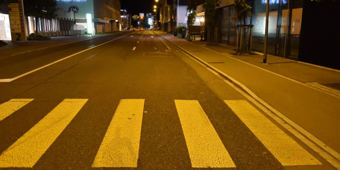 Fussgängerin von Auto erfasst. Fussgängerin von Auto erfasst