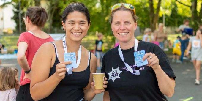Von links: Selina und Marianne sind zwei der Organisatorinnen. Kinderflohmarkt Buchs