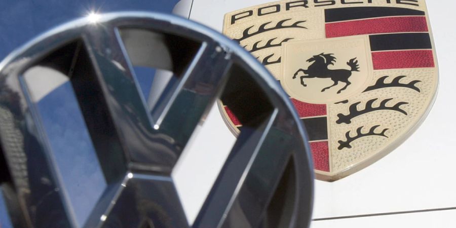 Der Sportwagenbauer Porsche kann einen unangenehmen US-Rechtsstreit um angeblich irreführende Angaben zum Kraftstoffverbrauch Hunderttausender Autos abhaken. Der zuständige Richter Charles Breyer stimmte einem Vergleich mit US-Klägern am Mittwoch (Ortszeit) zu. (Archivbild)
