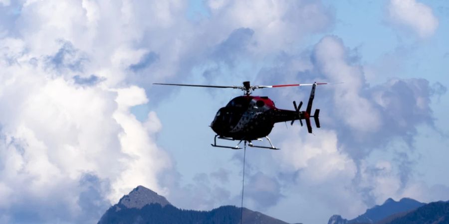 Ein Helikopter der Air Zermatt mit Seilwinde bei einer Rettungsübung. (Archivbild)