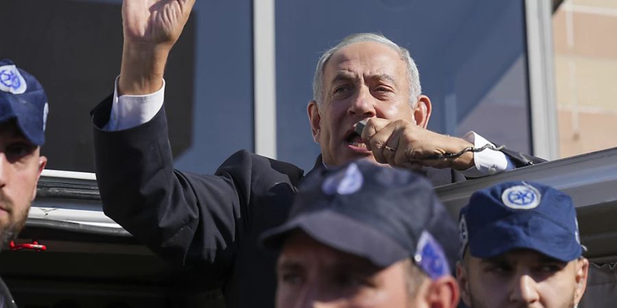 Benjamin Netanjahu (hinten), ehemaliger Ministerpräsident von Israel und Vorsitzender der Likud-Partei, winkt seinen Anhängern im Rahmen der israelischen Parlamentswahlen. Foto: Tsafrir Abayov/AP/dpa