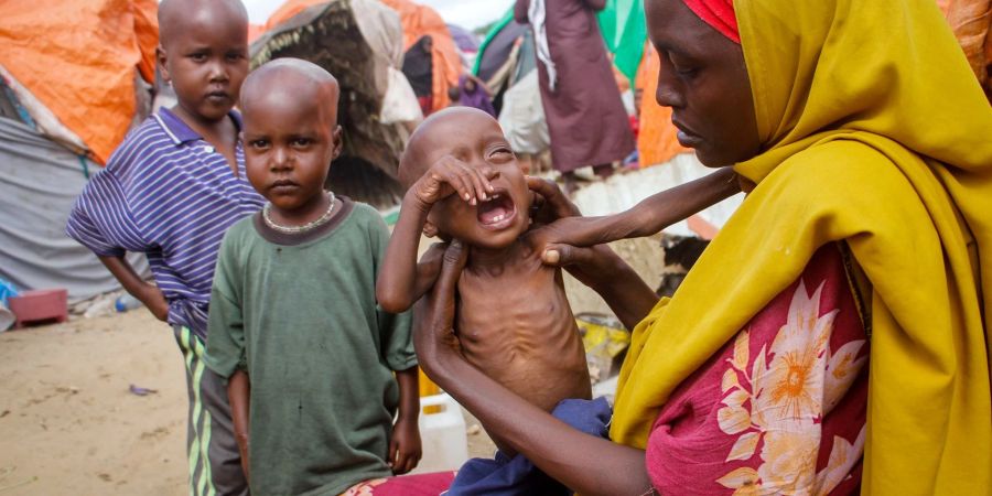 Maryan Madey lebt mit ihrer unterernährten Tochter Deka Ali (1) in einem Lager für Vertriebene in Somalias Hauptstadt Mogadischu.