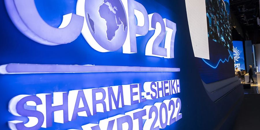 Bei der Abschlusszeremonie vom UN-Klimagipfel COP27 leuchtet das Logo des Klimagipfels. Foto: Christophe Gateau/dpa