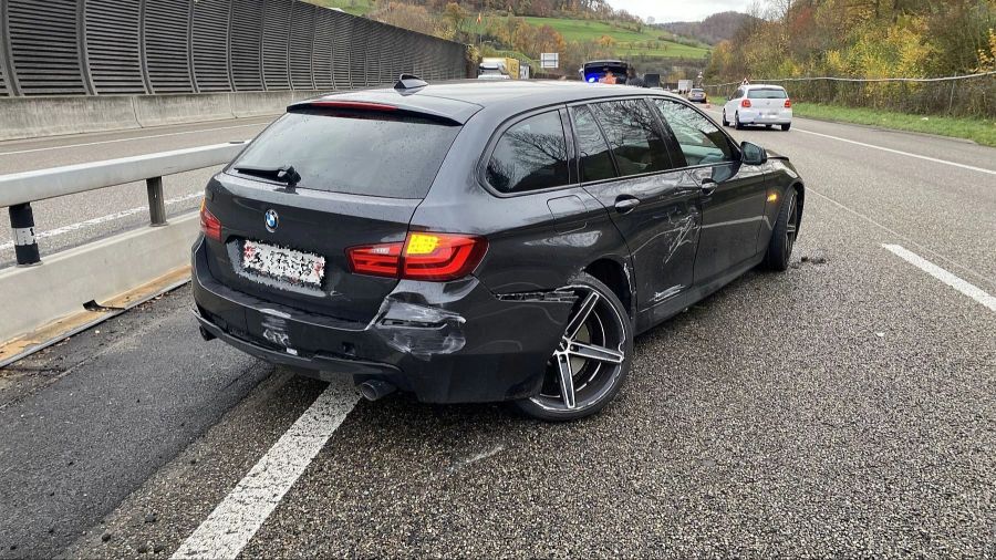 Das Auto kollidierte mit der Mitteilleitplanke.