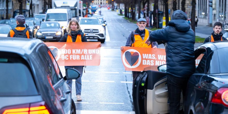 Klimaaktivisten der Umweltschutzbewegung «Letzte Generation» blockieren auf der Prinzregentenstrasse in München den Verkehr.