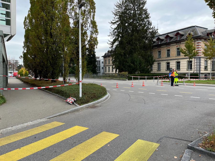 Im Einsatz stehen die Polizei sowie die Feuerwehr.