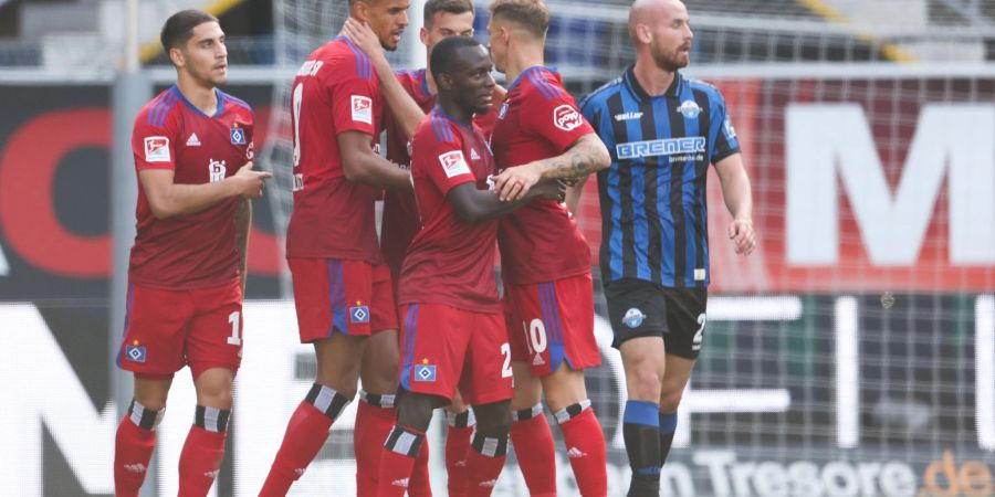 Hamburgs Torschütze Robert Glatzel (2.v.l) feiert seinen Treffer zum zwischenzeitlichen 1:1 mit seinen Teamkollegen.