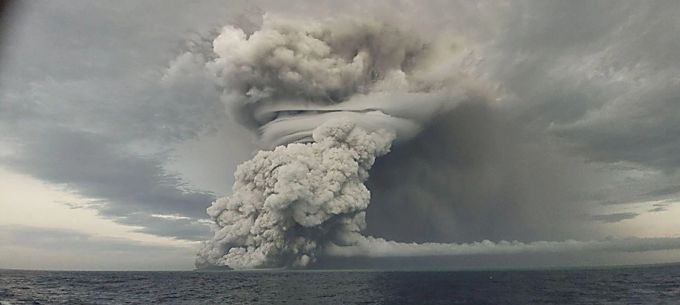 Eine gewaltige Säule aus Asche schiesst aus dem Vulkan. Tonga Geological Services/ZUMA Press Wire Service/dpa Vulkanausbruch