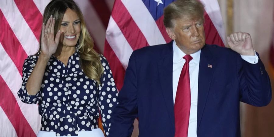 Melania Trump strahlt an der Seite von Gatte Donald.