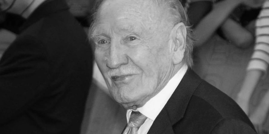 Leslie Phillips, hier auf einer Filmpremiere in London, ist nach langer Krankheit gestorben.