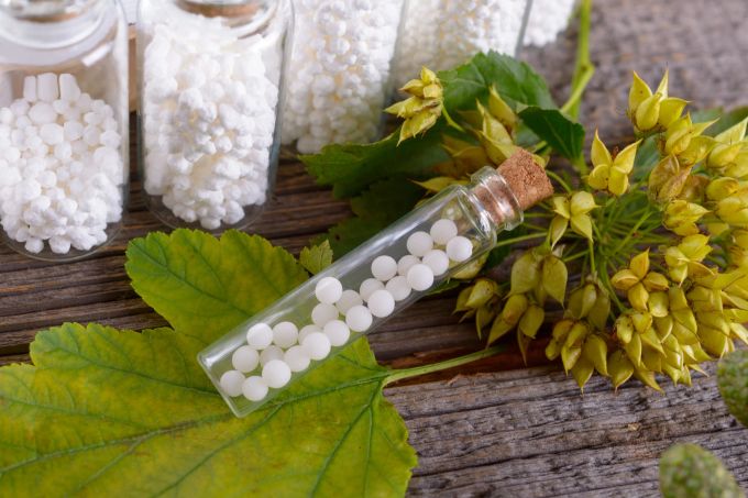Vor der Einnahme homöopathischer Medikamente sollte der Hausarzt kontaktiert werden. Medikamente