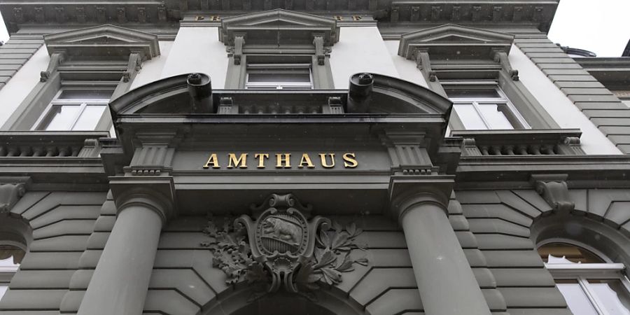 Im Amthaus in Biel hat das erstinstanzliche Gericht am Dienstag einen gebürtigen Nigerianer verurteilt, der einen Bekannten im Streit um Drogen getötet haben soll.